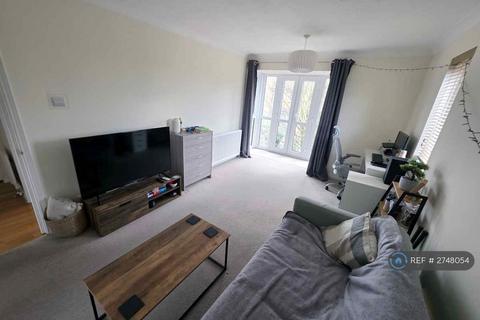 1 bedroom flat to rent, Farriers Road, Epsom, KT17