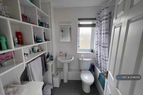 1 bedroom flat to rent, Farriers Road, Epsom, KT17