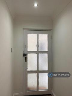 2 bedroom flat to rent, Langley Road, Watford, WD17
