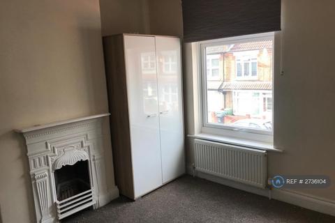 3 bedroom terraced house to rent, Chester Road, Watford, WD18