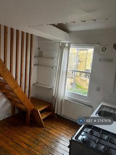 Studio to rent, Victoria Terrace, London, N4