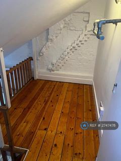 Studio to rent, Victoria Terrace, London, N4