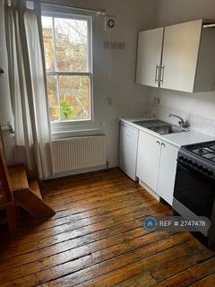 Studio to rent, Victoria Terrace, London, N4