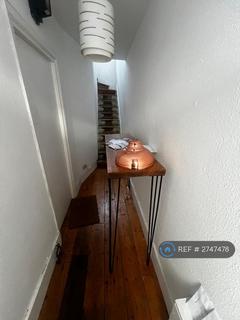 Studio to rent, Victoria Terrace, London, N4
