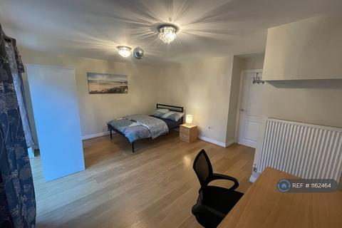 1 bedroom in a house share to rent, Cedar Crescent, Bushey, WD23