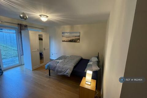 1 bedroom in a house share to rent, Cedar Crescent, Bushey, WD23