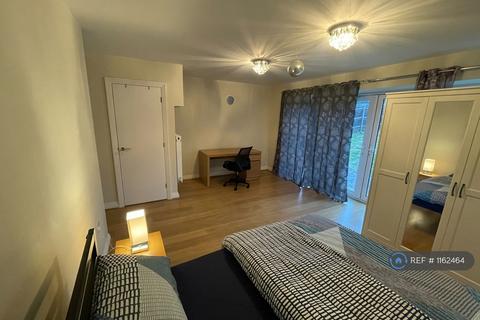 1 bedroom in a house share to rent, Cedar Crescent, Bushey, WD23