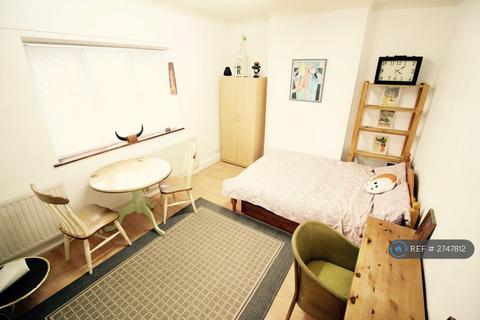 1 bedroom in a flat share to rent, Oakdale Road, London, E7