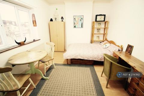 1 bedroom in a flat share to rent, Oakdale Road, London, E7