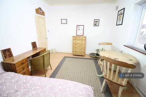 1 bedroom in a flat share to rent, Oakdale Road, London, E7