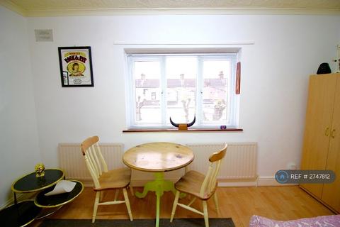 1 bedroom in a flat share to rent, Oakdale Road, London, E7