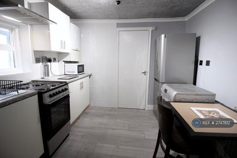 1 bedroom in a flat share to rent, Oakdale Road, London, E7