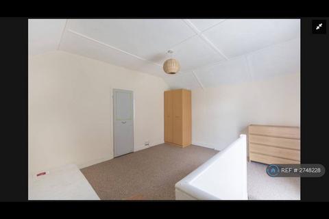 4 bedroom semi-detached house to rent, Pears Road, Hounslow, TW3
