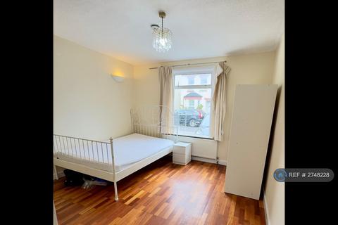 4 bedroom semi-detached house to rent, Pears Road, Hounslow, TW3