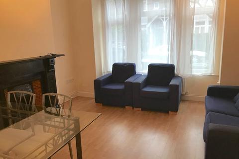 2 bedroom flat to rent, Flat ,  Ingram Road, London