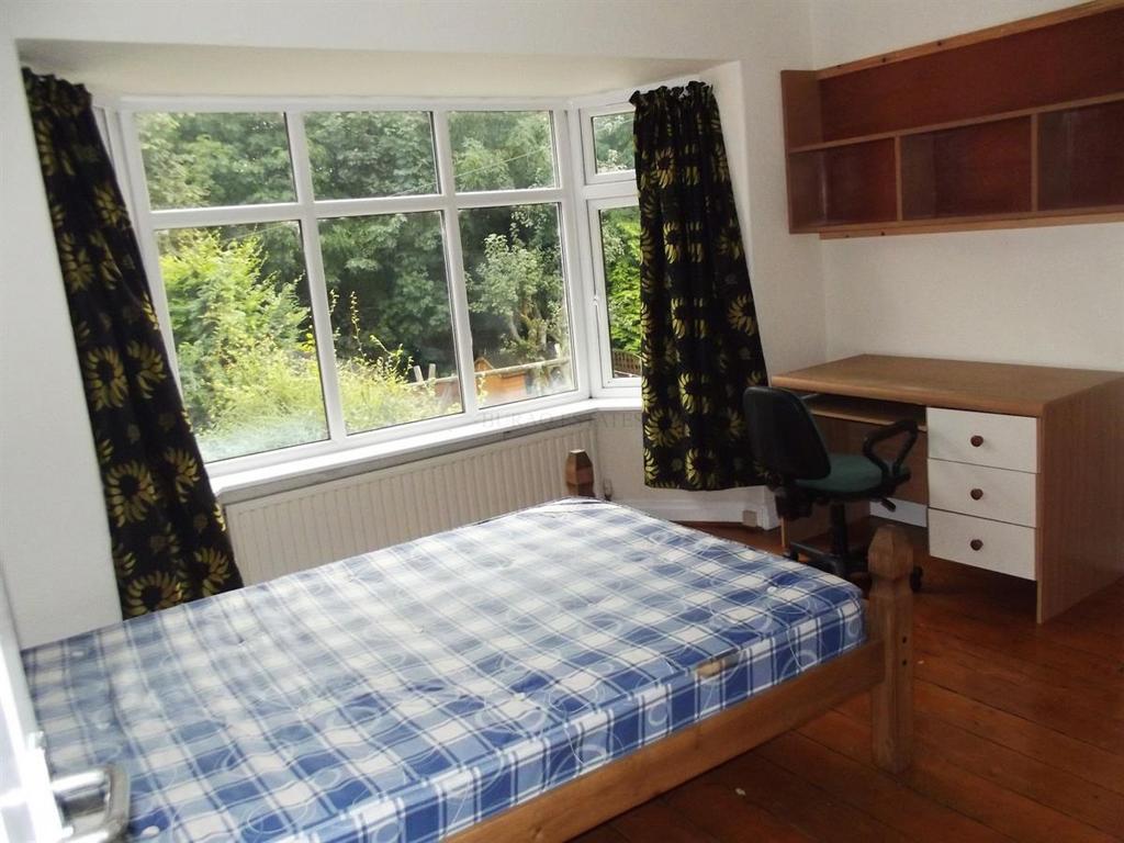 Bright, well-kept double bedroom with a large b...