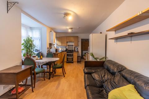 2 bedroom apartment to rent, London N11