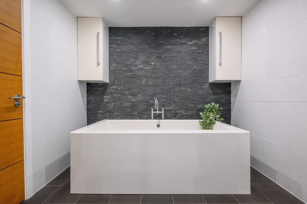 Family bathroom alternative view