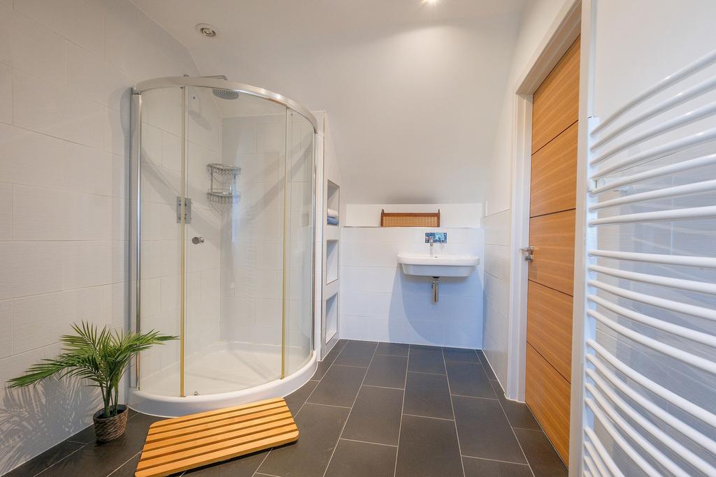 Master bedroom en-suite