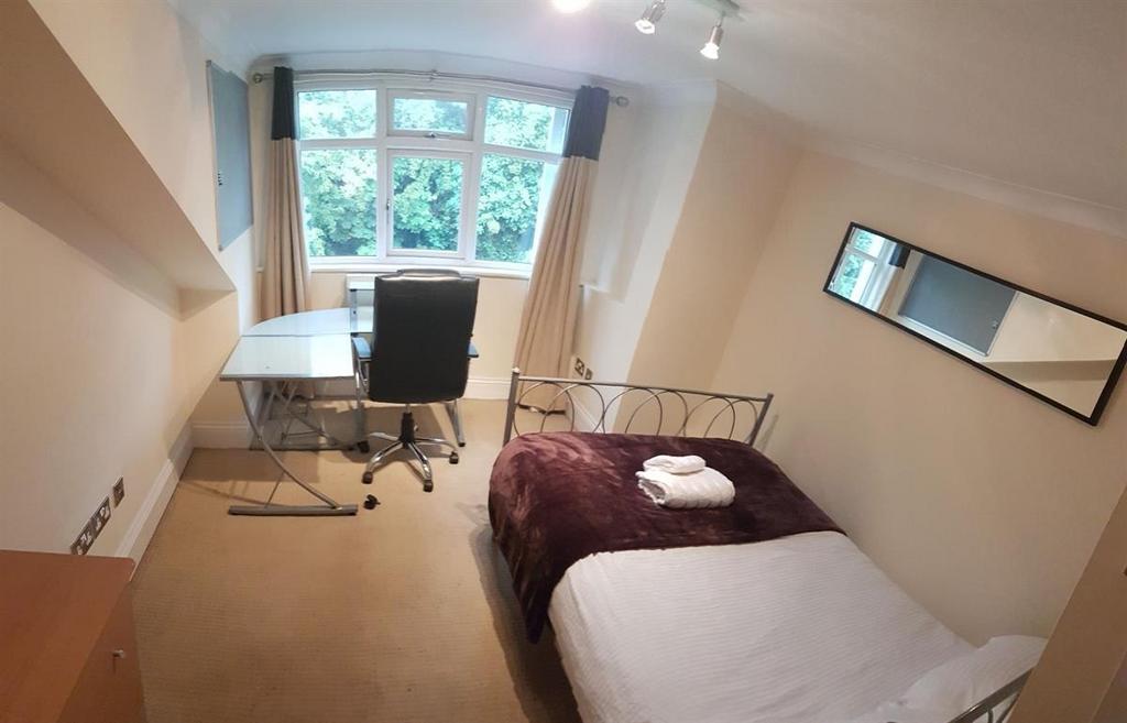 Bright, neatly presented single bedroom with a ...