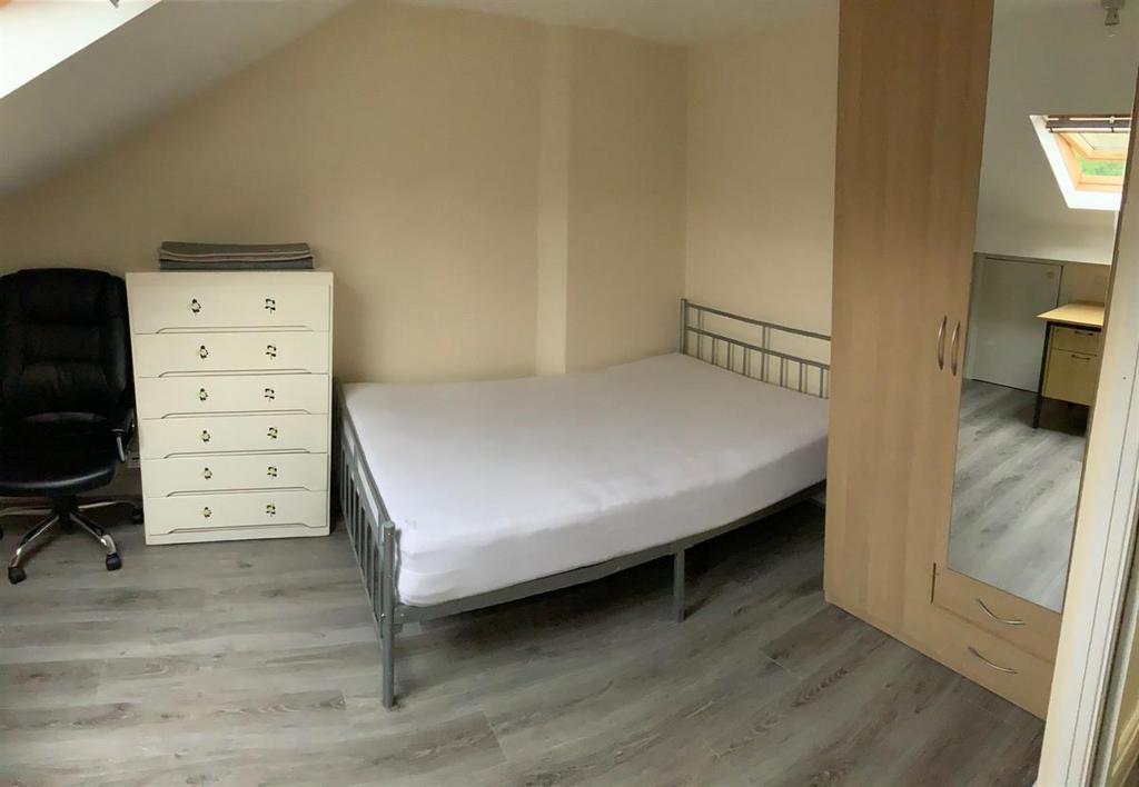 Bright, neatly presented double bedroom with mo...