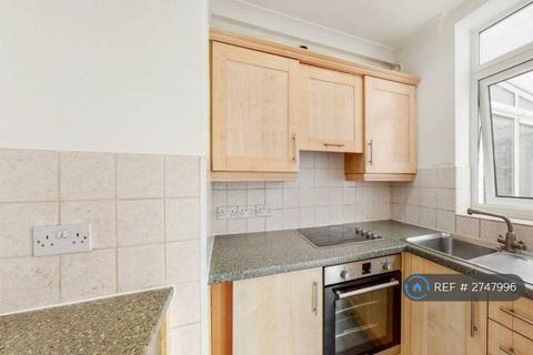 2 bedroom terraced house to rent, Blenheim Road, London, E17