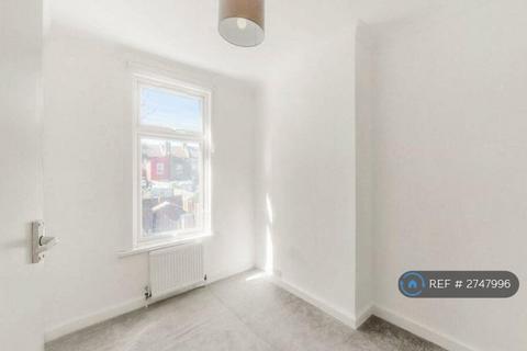 2 bedroom terraced house to rent, Blenheim Road, London, E17