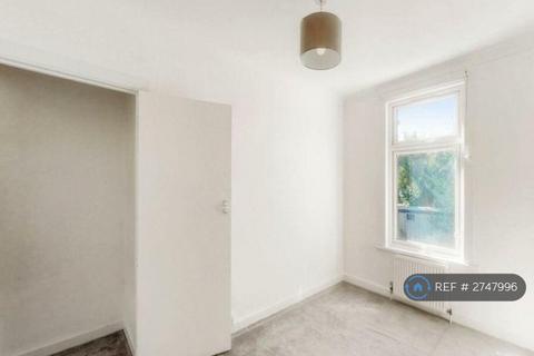 2 bedroom terraced house to rent, Blenheim Road, London, E17