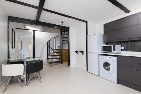 2 bedroom maisonette to rent, Turenne Close, SW18