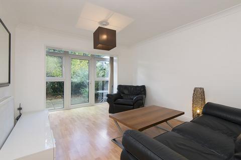 2 bedroom maisonette to rent, Turenne Close, SW18