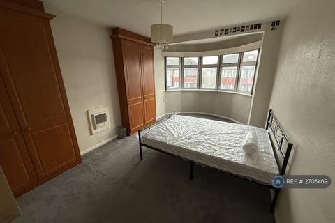 1 bedroom in a house share to rent, Torquay Gardens, Ilford, IG4
