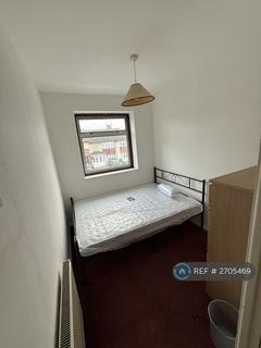 1 bedroom in a house share to rent, Torquay Gardens, Ilford, IG4