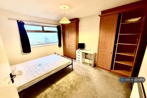 1 bedroom in a house share to rent, Torquay Gardens, Ilford, IG4