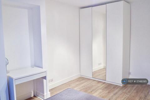 1 bedroom in a house share to rent, London, London, NW2