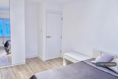 1 bedroom in a house share to rent, London, London, NW2
