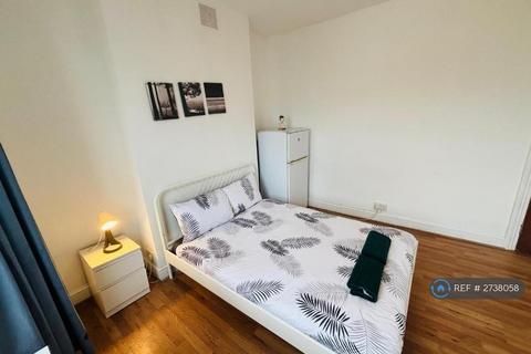 1 bedroom in a house share to rent, Mossford Street, London, E3