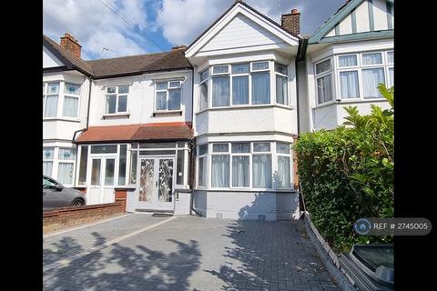 3 bedroom terraced house to rent, Parham Drive, Ilford, IG2