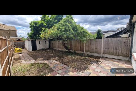 3 bedroom terraced house to rent, Parham Drive, Ilford, IG2