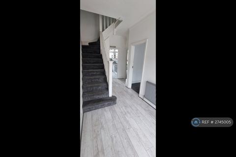 3 bedroom terraced house to rent, Parham Drive, Ilford, IG2