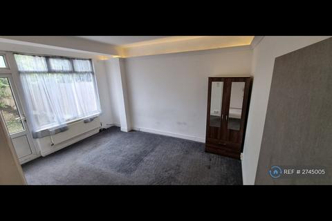 3 bedroom terraced house to rent, Parham Drive, Ilford, IG2