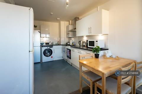 1 bedroom in a house share to rent, Ashgrove Court, London, W9