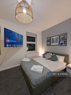 1 bedroom in a flat share to rent, Askew Road, London, W12