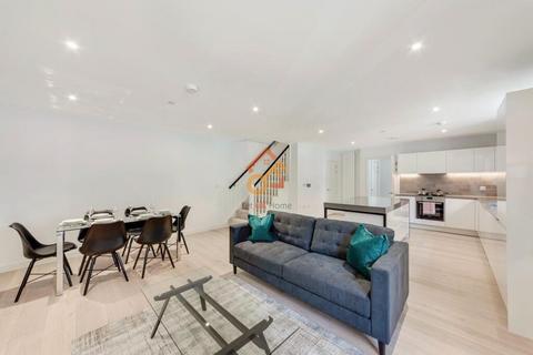 3 bedroom flat to rent, Admiralty Avenue, London, E16