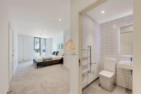 3 bedroom flat to rent, Admiralty Avenue, London, E16