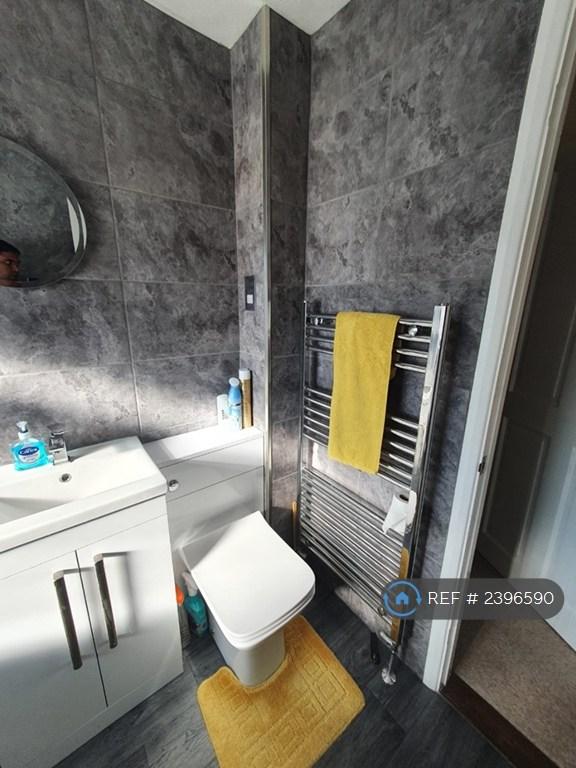 Upstairs Bathroom 2
