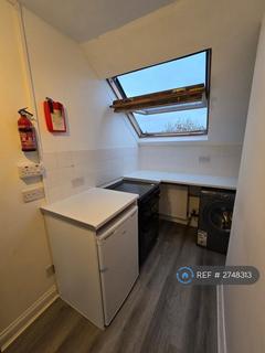 Studio to rent, Belmont Road, London, N15