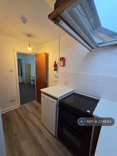 Studio to rent, Belmont Road, London, N15