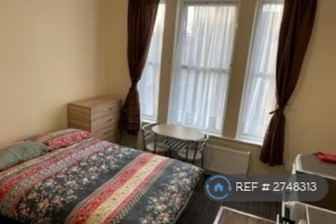 Studio to rent, Belmont Road, London, N15
