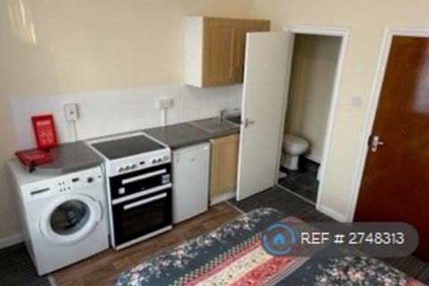 Studio to rent, Belmont Road, London, N15