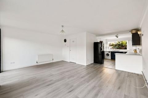 3 bedroom semi-detached house to rent, Lynwood, Folkestone, CT19